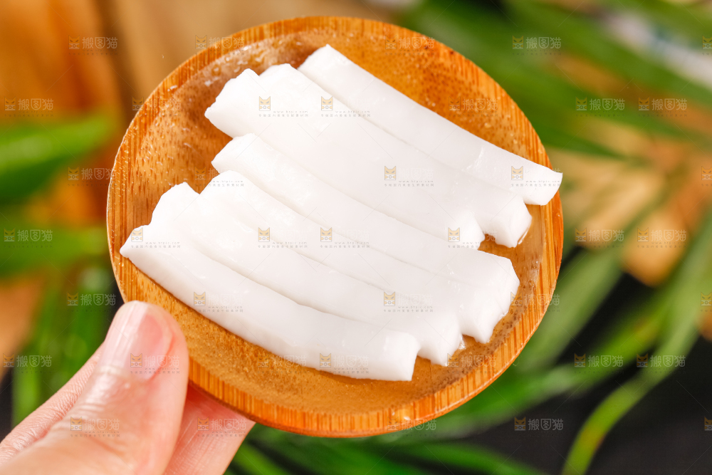碟子里装着椰子的果肉