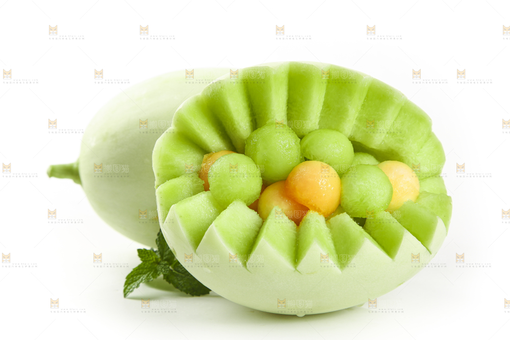 白底上摆放着玉菇蜜瓜