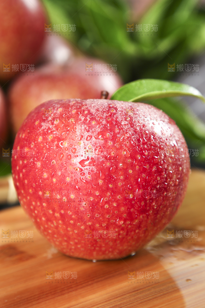 木板上摆放着秦冠苹果
