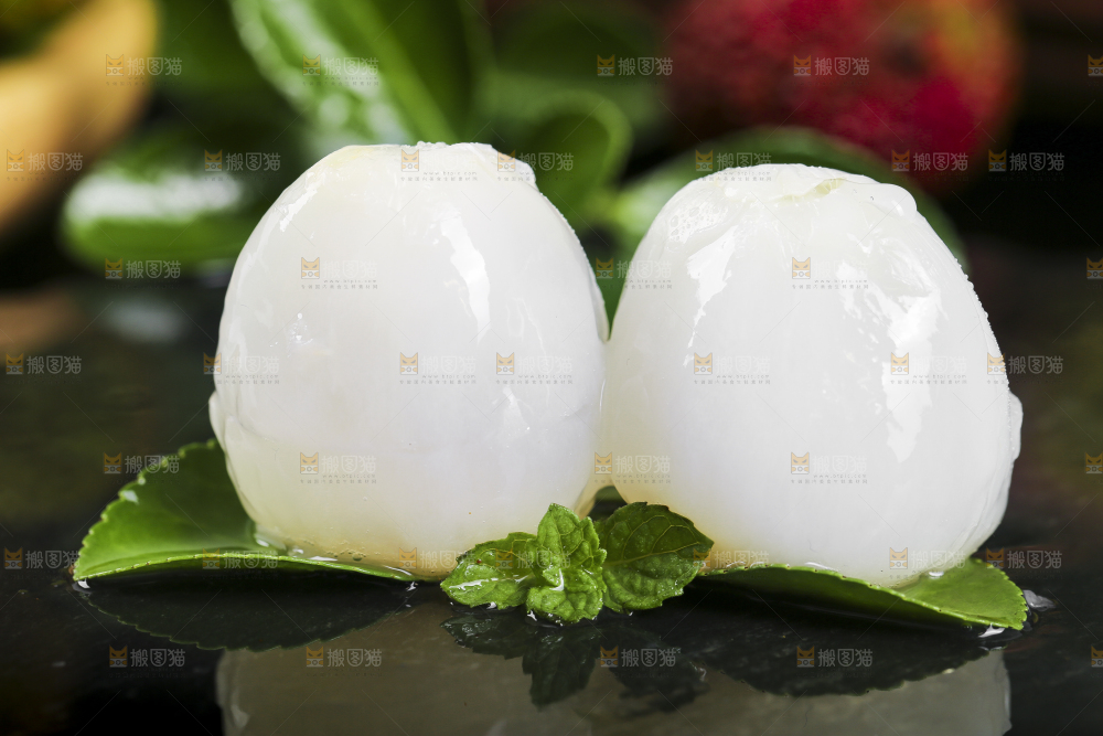 黑底上摆放着荔枝