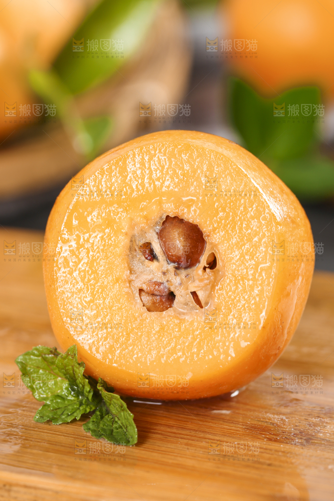 木底上放着新鲜枇杷
