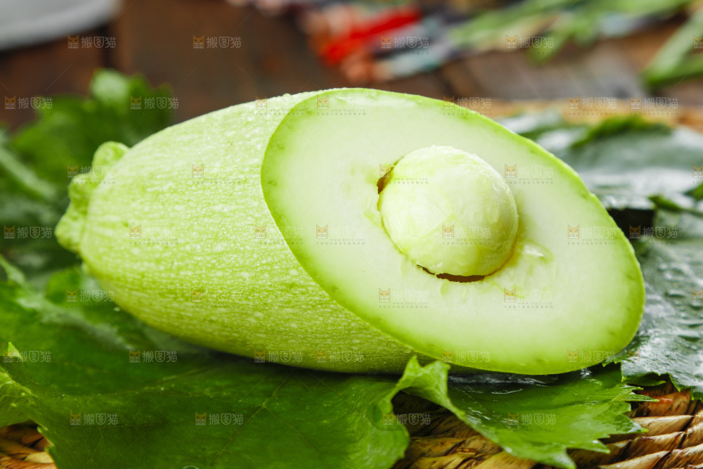 绿叶上放着西葫芦