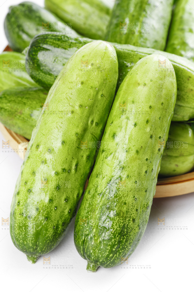 篮子里装着蔬菜黄瓜
