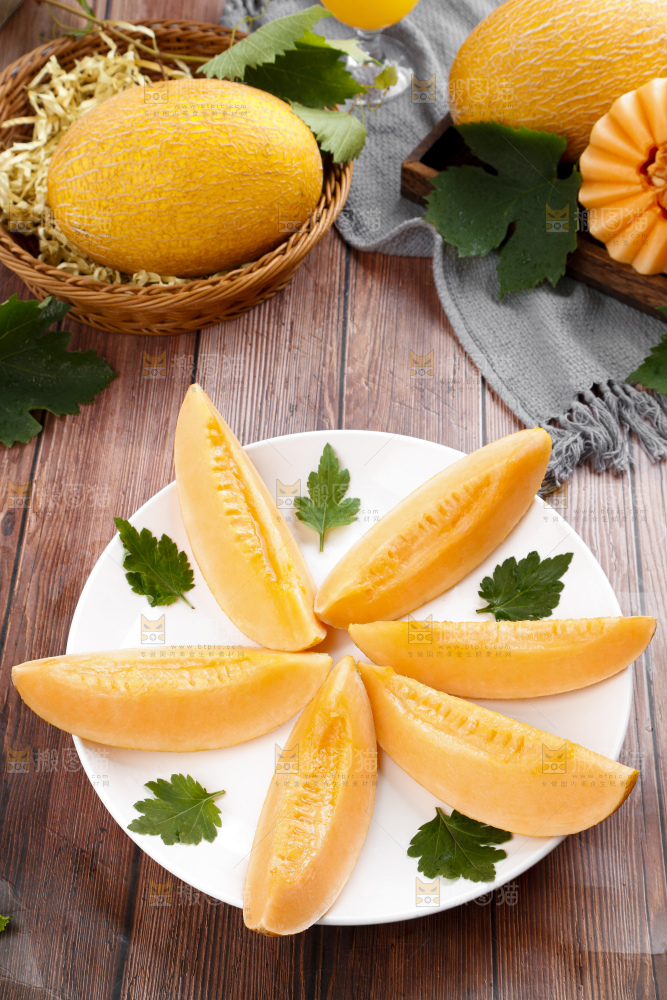 盘子里装着黄皮蜜瓜