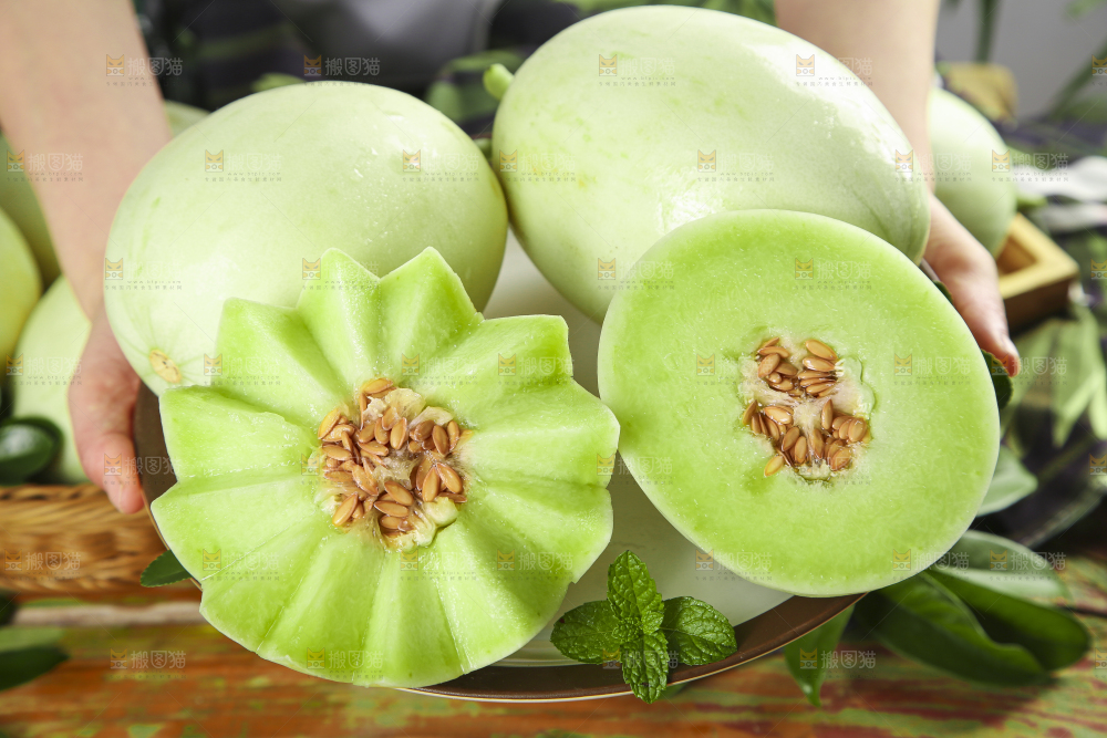 手里端着一盘玉菇甜瓜