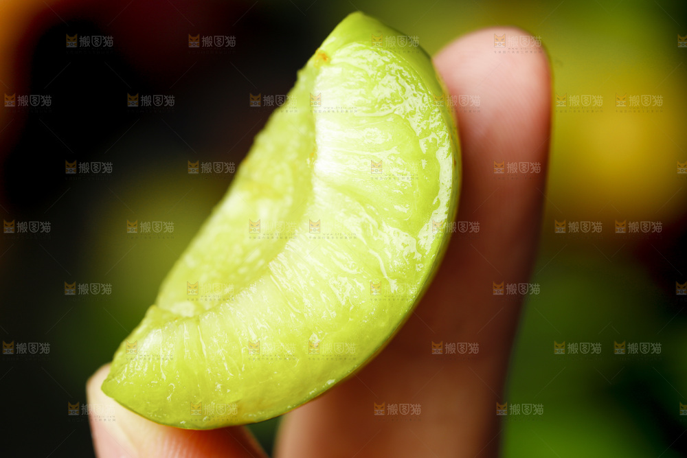 手里拿着新鲜李子