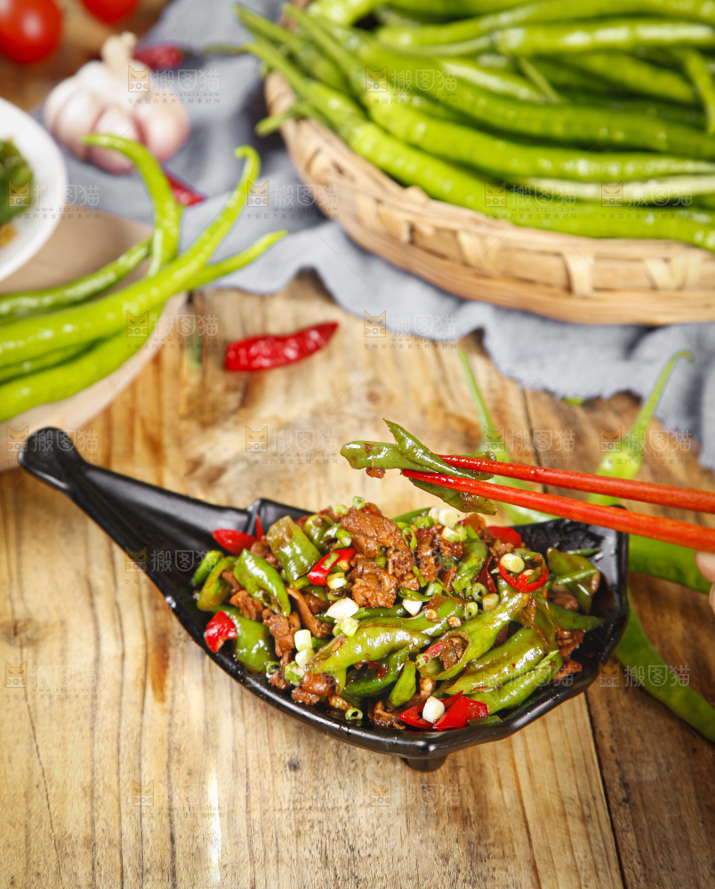 木板上放着一盘辣椒炒肉