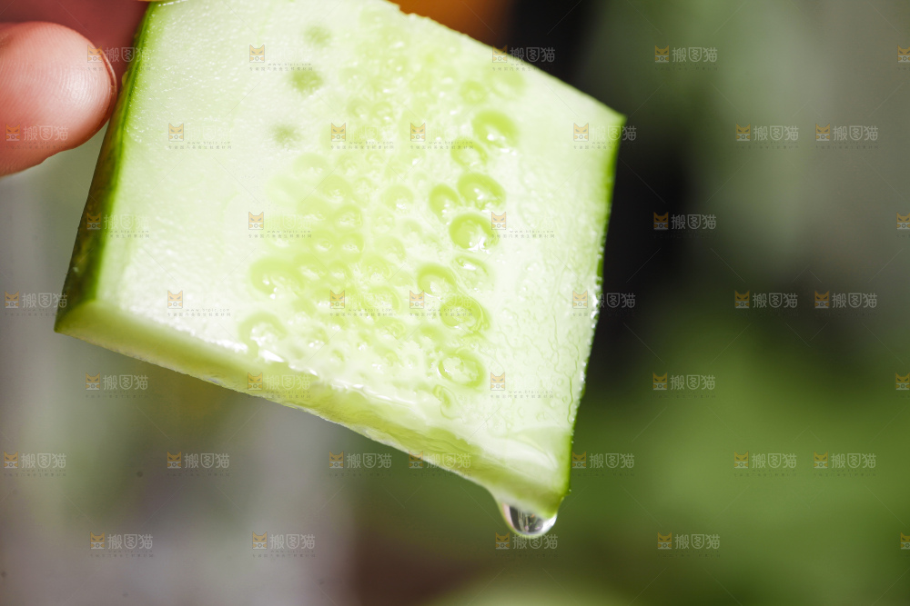 手里拿着切块的黄瓜