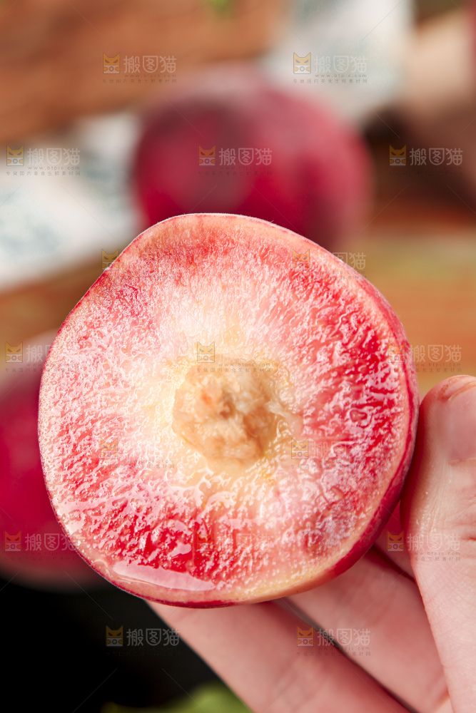 手里拿着胭脂红桃子
