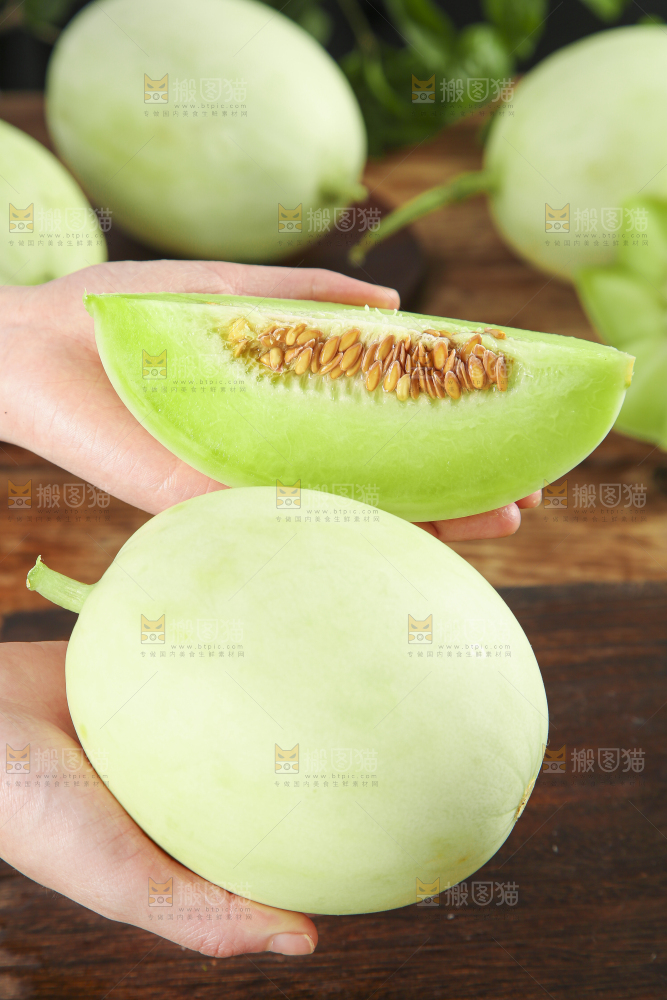手里拿着新鲜玉菇蜜瓜