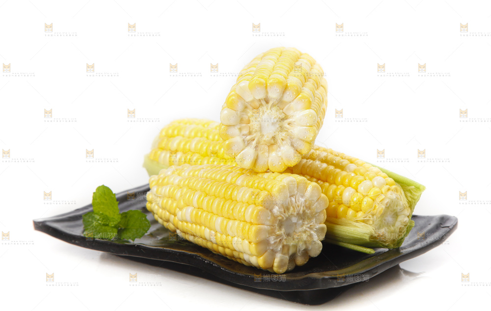 白底放着的玉米棒