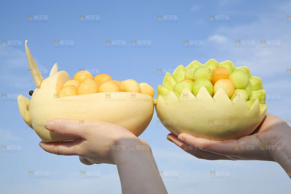 手里拿着东方蜜瓜