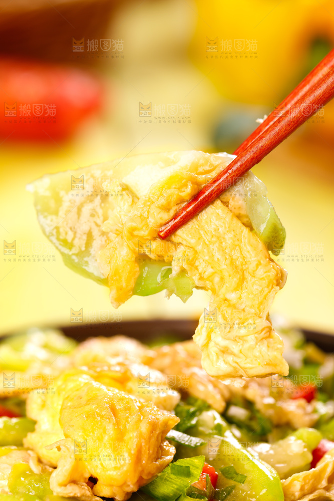亮底上摆着一盘丝瓜炒鸡蛋