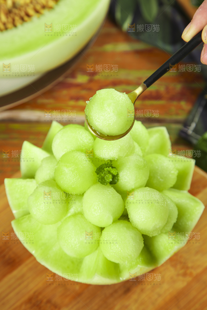 木底上摆放着玉菇香瓜