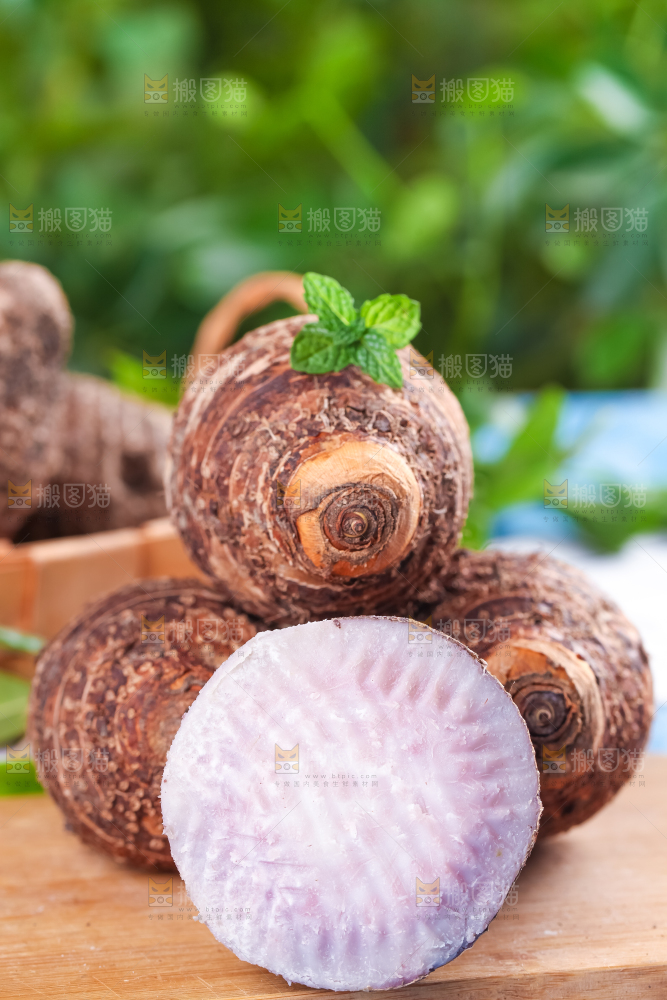 木底上放着新鲜芋头