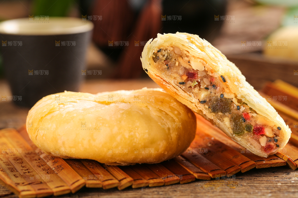 竹底上摆放着酥式月饼