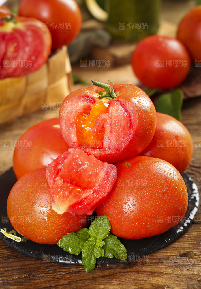 黑石板上放着露天沙瓤西红柿