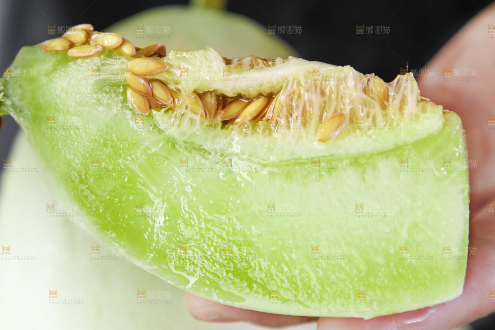 手里拿着新鲜玉菇香瓜