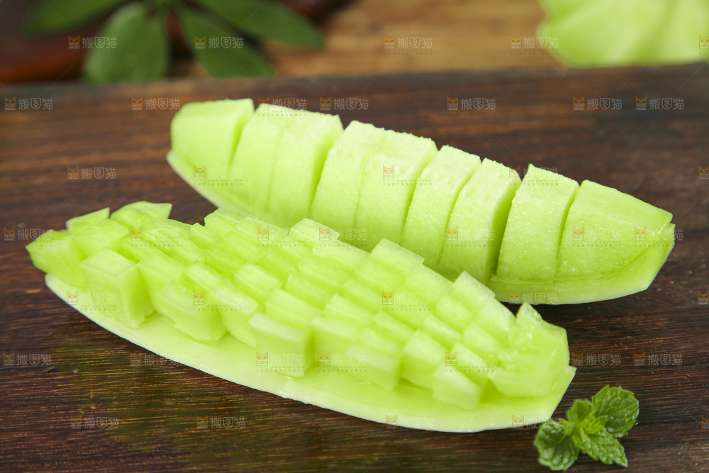 深底上摆放着玉菇蜜瓜