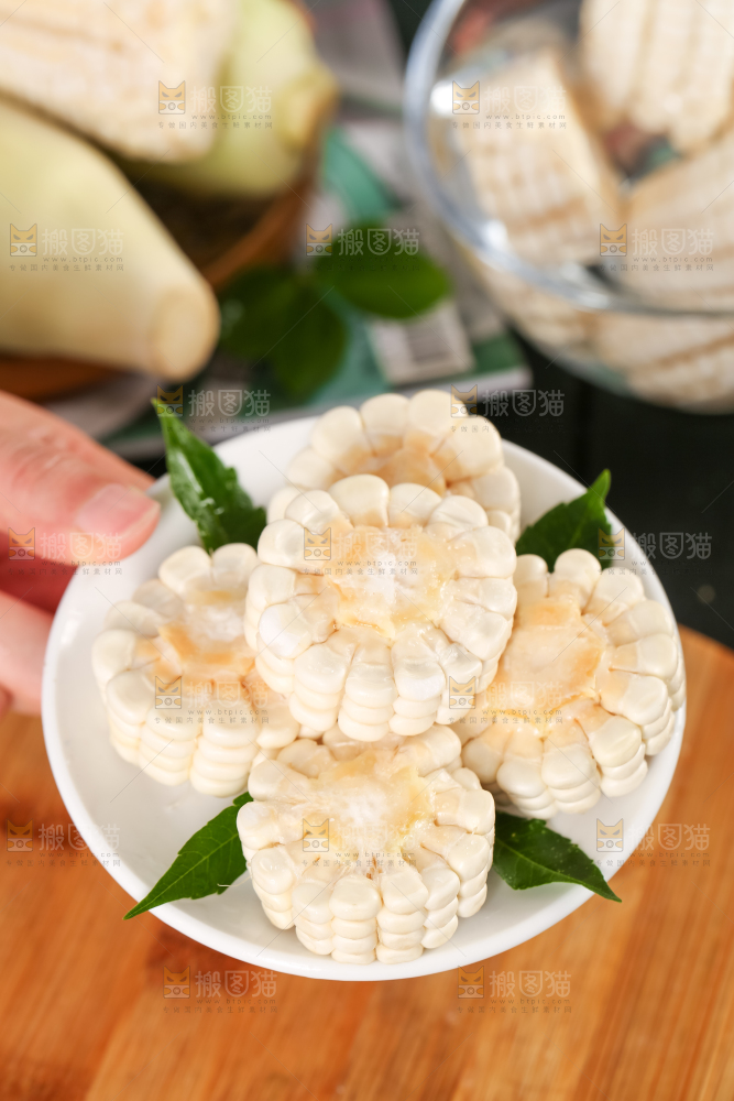 木板上摆放着牛奶玉米