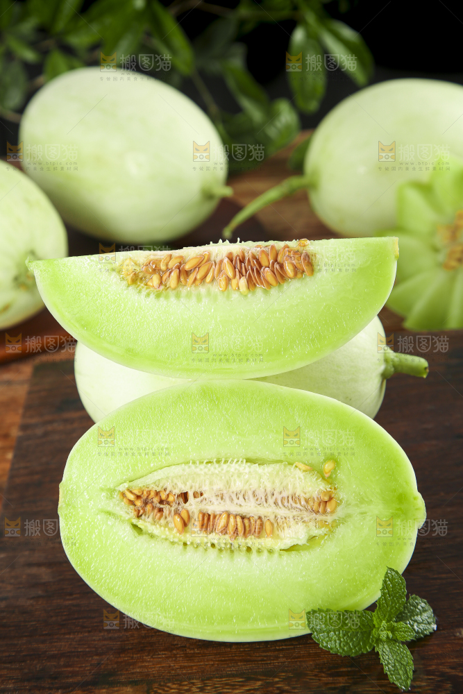 深底上摆放着山东玉菇甜瓜