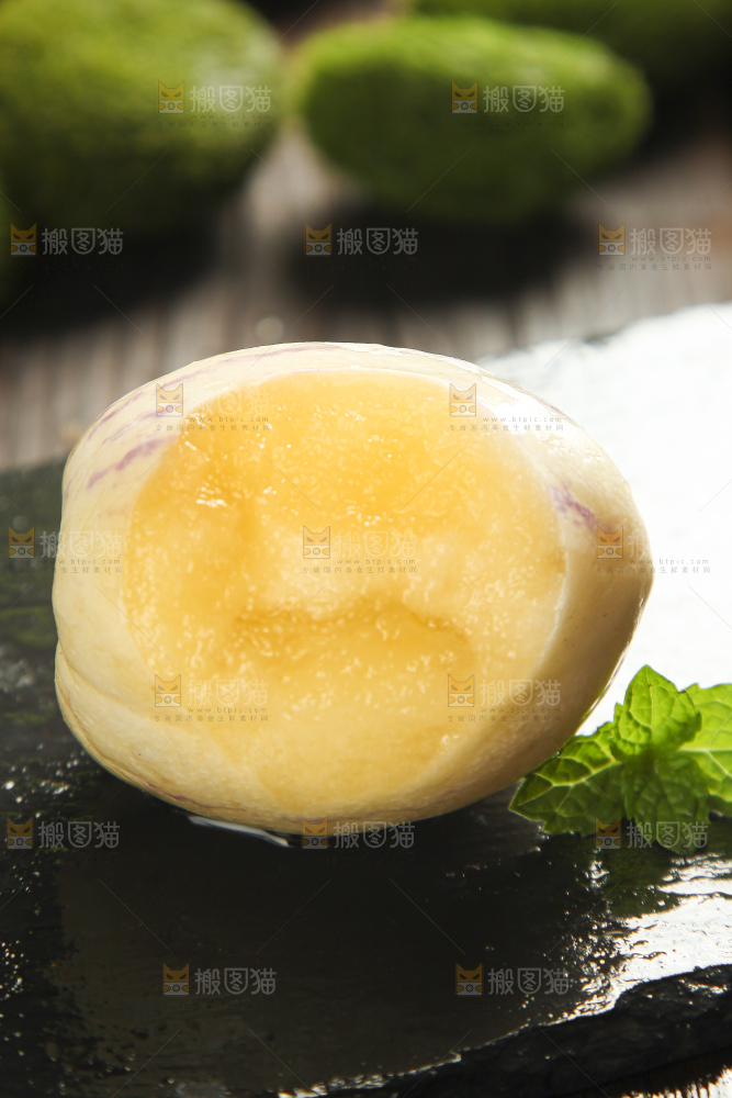 深底上摆放着人参果