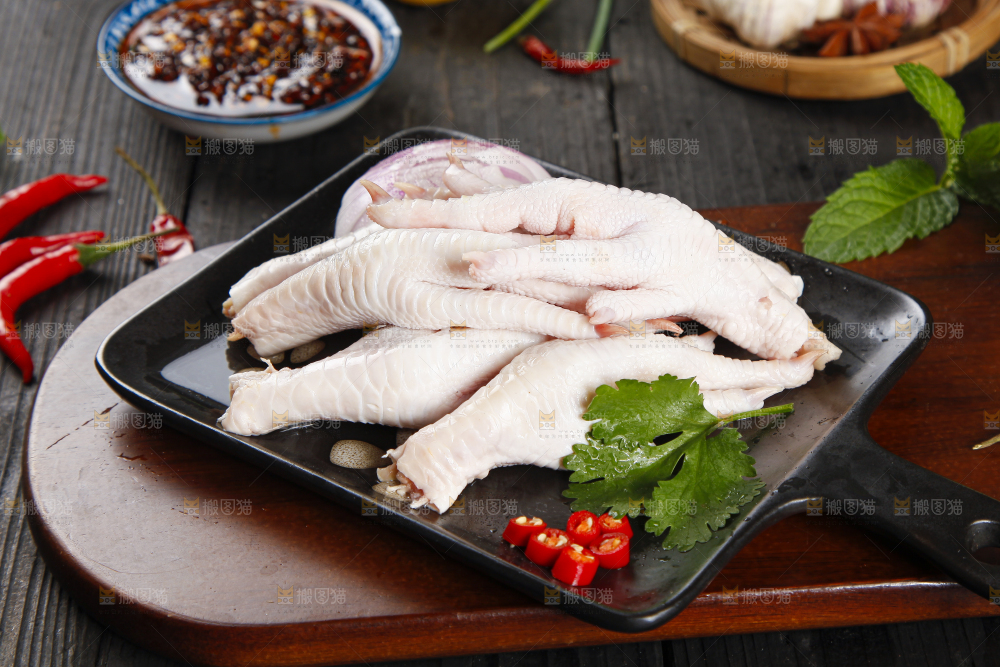 木板上放着一盘生凤爪