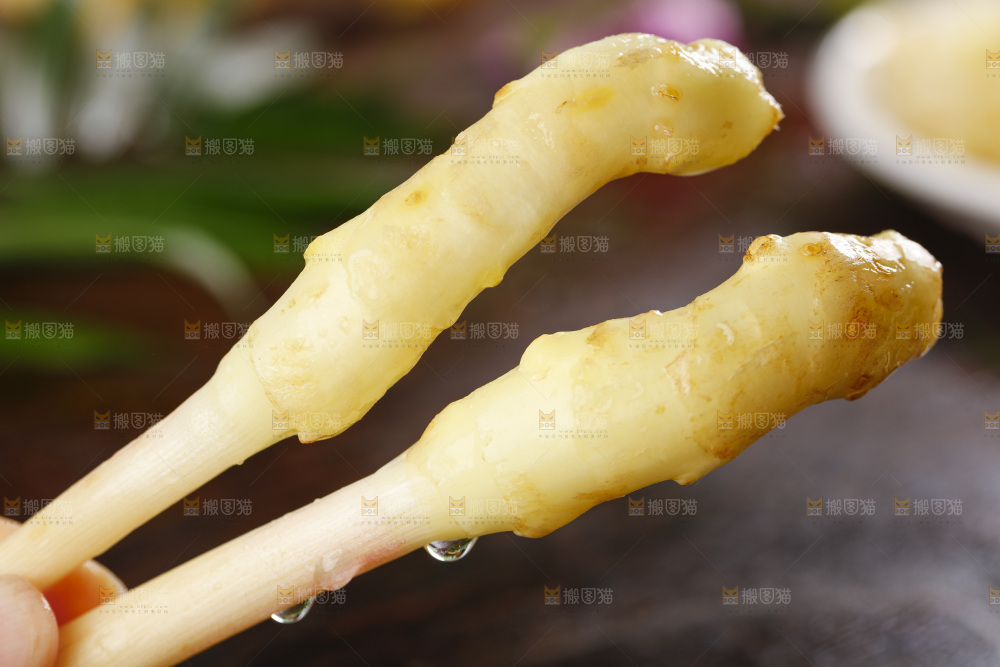 木板上放着生姜