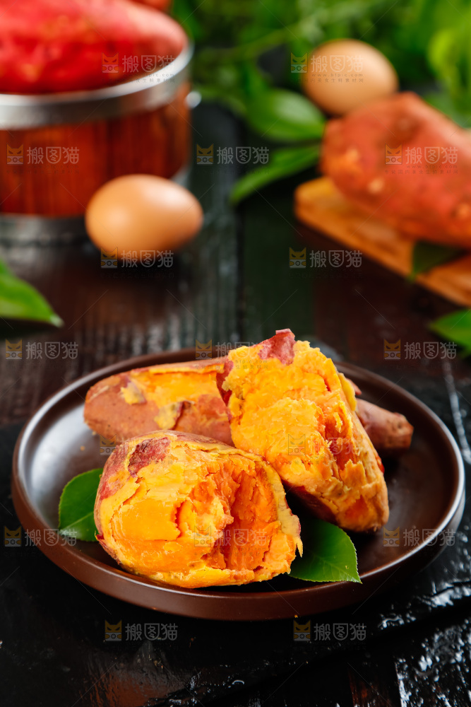黑石板上的糖心蜜薯