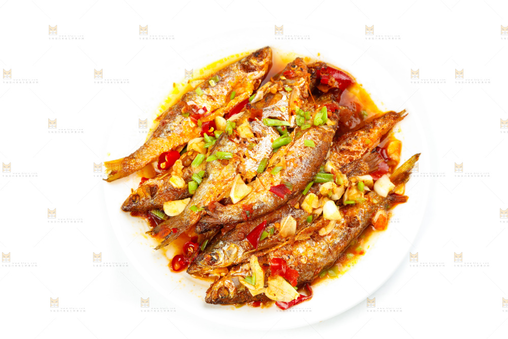 盘子里装着香煎小刁鱼