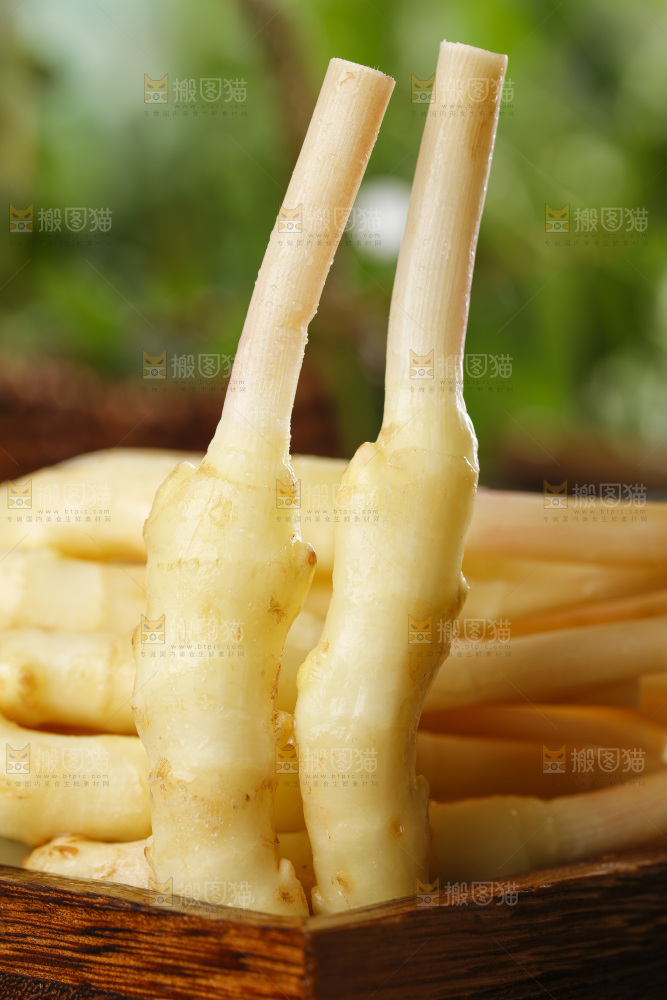 板子上放着一堆仔姜