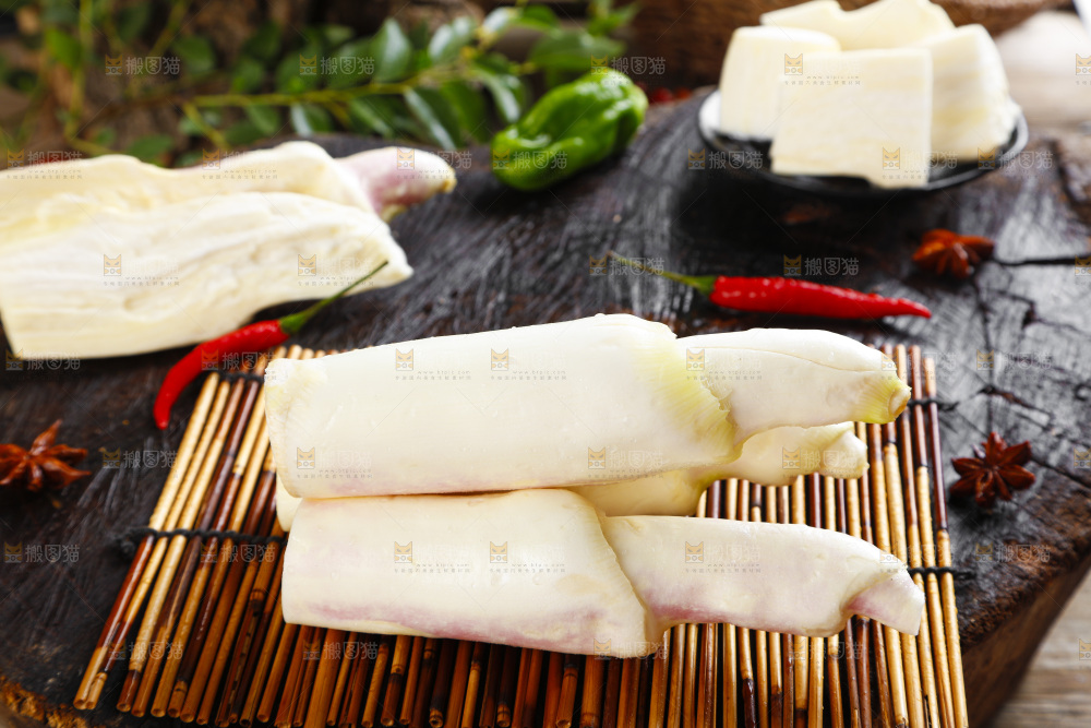 竹垫子上放着茭白
