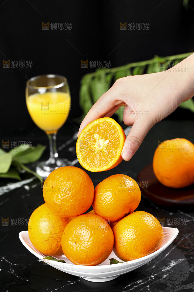 黑石板上放着宜昌芦柑