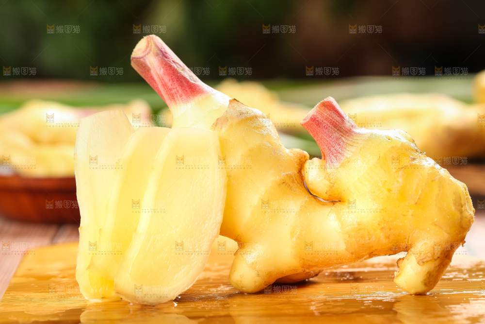 木板上放着四川生姜