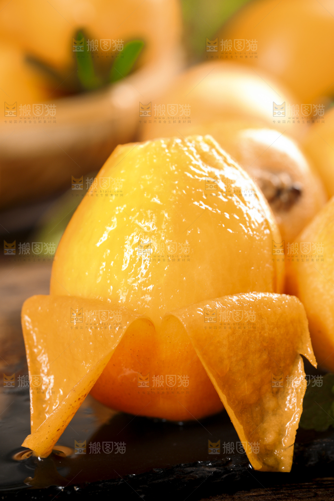 黑底上放着枇杷果