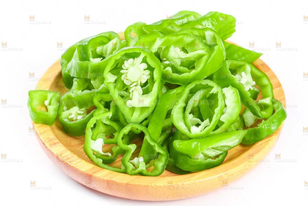 盘子里装着薄皮青椒