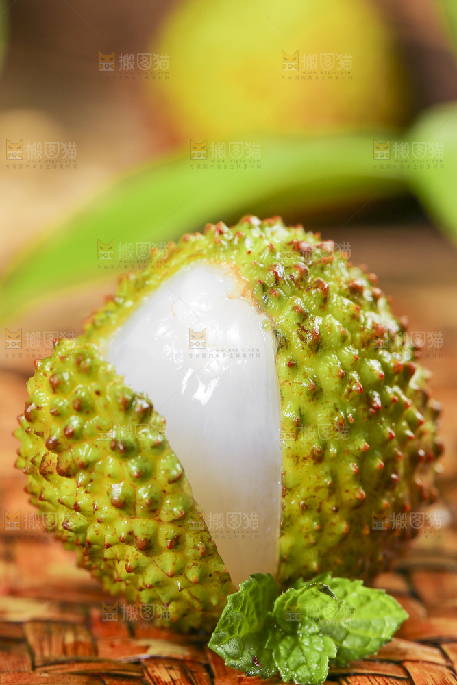 编织垫上放着妃子笑荔枝