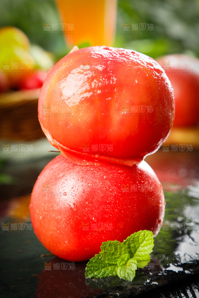深底上放着番茄
