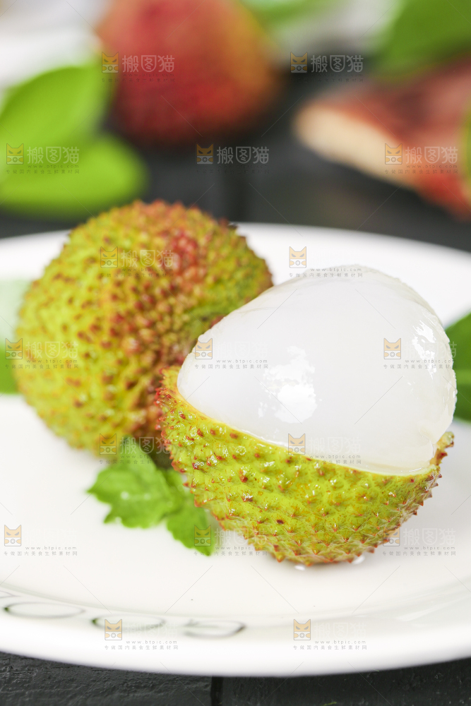 盘子里装着妃子笑荔枝