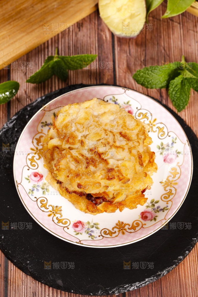 碟子里装着土豆饼