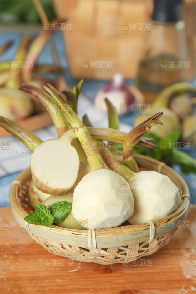 盘子里装着慈菇