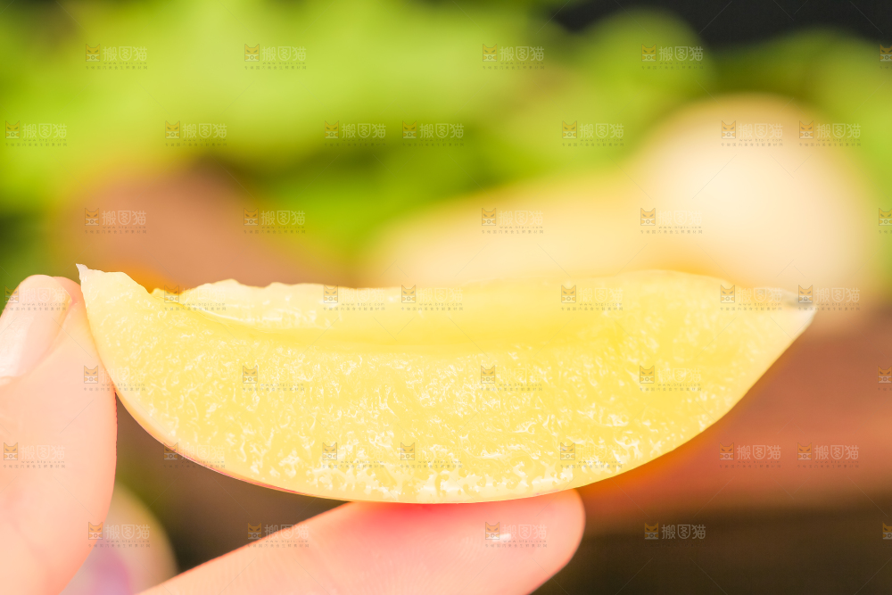 手里拿着黄心人参果