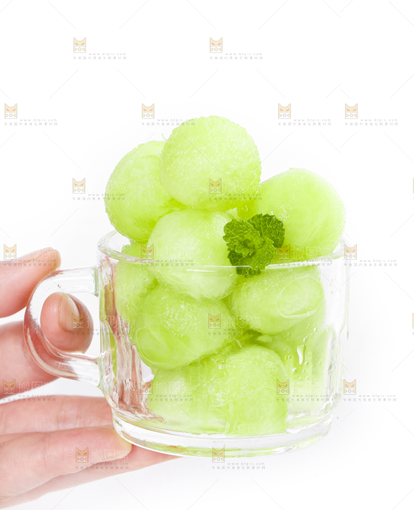 手里拿着玉菇甜瓜