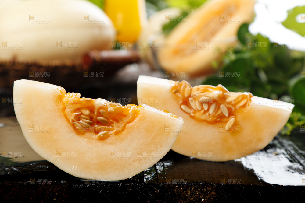 黑底上摆放着台州东方蜜