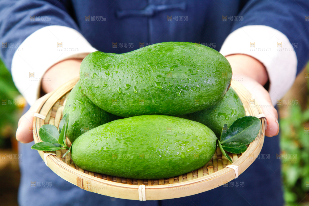 手里端着一盘新鲜芒果