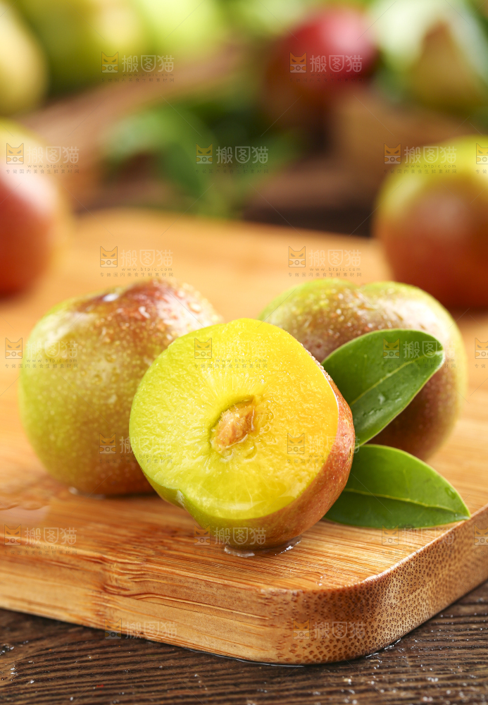 木板上的新鲜李子