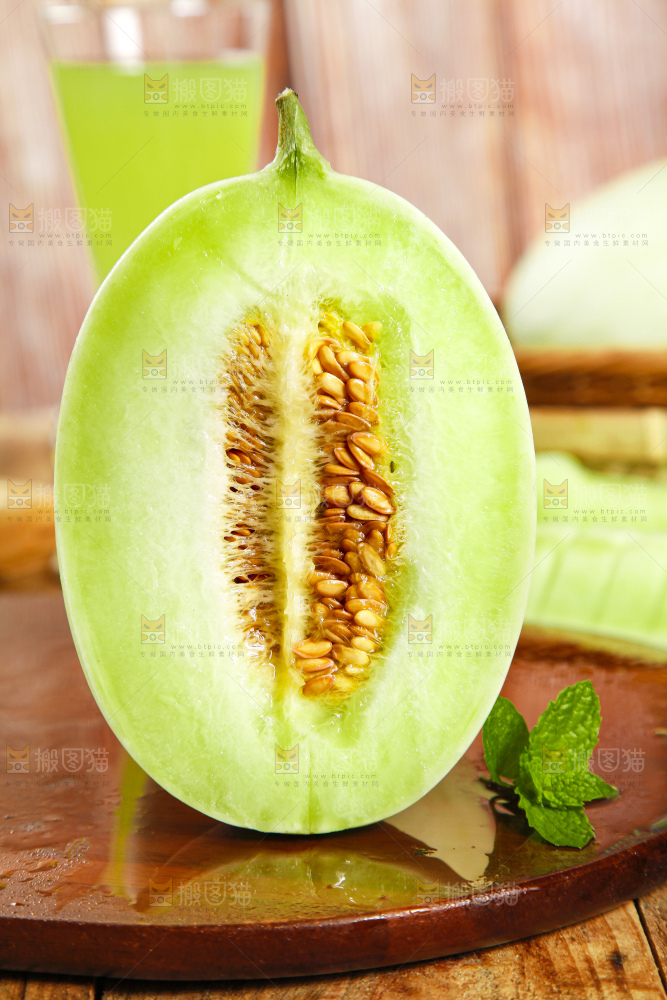 木板上放着南汇玉菇甜瓜