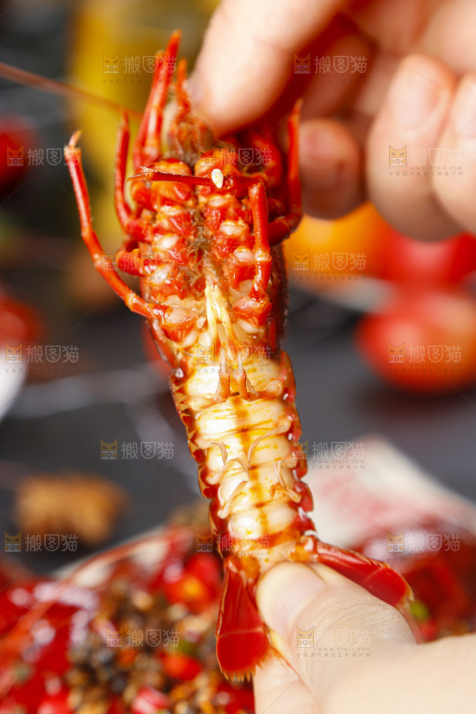 手里拿着油焖大虾