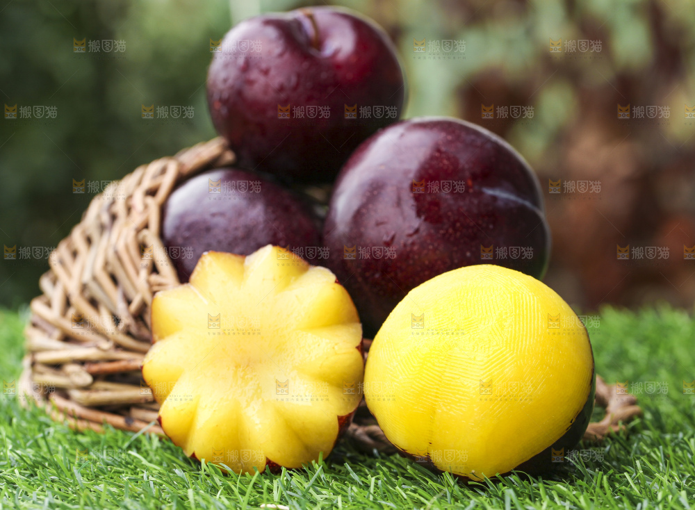 绿草地上放着黑李子