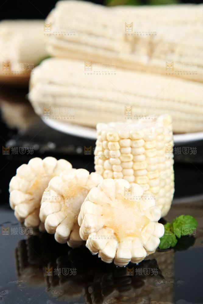 盘子里装着牛奶糯玉米